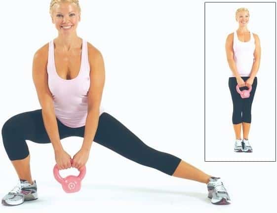 Avance lateral con kettlebell