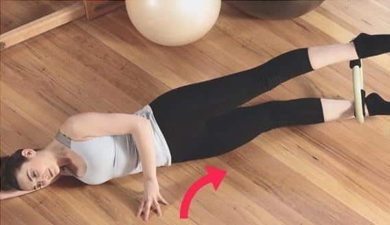 Compresión de alcantarilla con el anillo de pilates