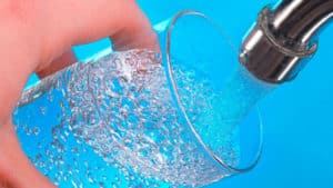 El agua con la piedra caliza es malo para la salud?