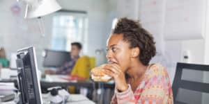Tratando De Bajar De Peso? Dejar de Comer Tan Tarde