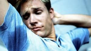 El sudor con olor fuerte de las causas y de los 8 consejos para la prevención
