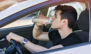 No Beber Suficiente Agua, que Tiene los Mismos Efectos que la de Conducir Ebrio