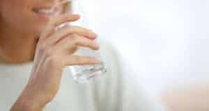 10 Beneficios de Beber Agua en Ayunas