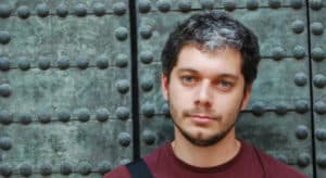 Pelo Blanco Precoz – Causas y Qué Hacer