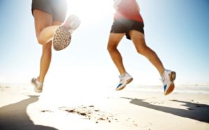 Beneficios de Correr en la Arena de la Playa y Riesgos