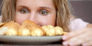 3 Mayores Trampas que te Hacen Comer en Exceso y Cómo evitarlas