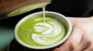 ¿Por Qué Cambiar a una Taza de Café por la Mañana, por el Matcha