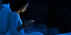 La Luz Azul de la Pantalla de los Smartphones aumenta la Ceguera, Encuentra un Estudio