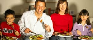 Hacer las Comidas en Familia con la TELEVISIÓN Apagada Disminuye el Riesgo de Obesidad