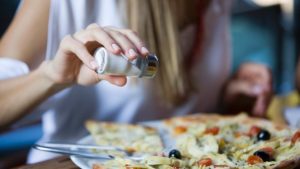 10 Formas de Reducir la Sal y el Sodio de la Dieta