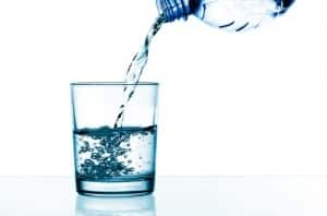 Cómo Bajar De Peso Rápido: 10 Pasos Fundamentales! 2 Sirviendo agua en la taza