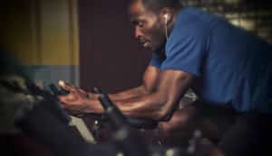 Cómo Escuchar Música Puede Impulsar un Entrenamiento de Alta Intensidad HIIT