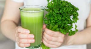 10 Recetas de jugo detox con perejil para adelgazar