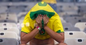 Los aficionados de los equipos que pierden consumen más grasas saturadas