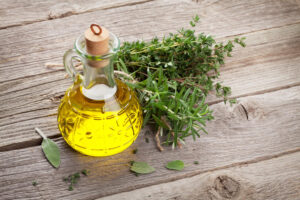Hojas de orégano frescas sobre una balanza, simbolizando su uso natural para adelgazar