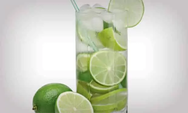 10 Beneficios de Tomar Agua con Limón Todos los Días