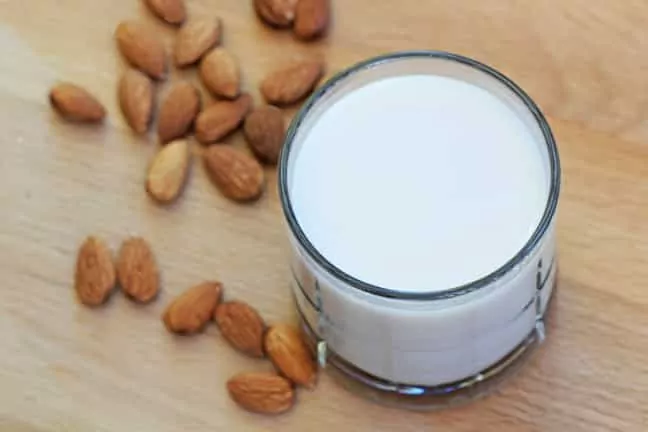 13 Beneficios de la leche de almendras y cómo hacer en casa