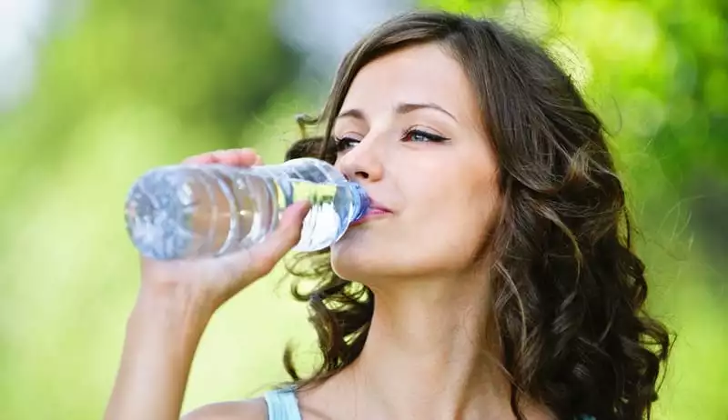 Beber Mucha Agua Adelgaza? Beneficios, Consejos y Cuidados